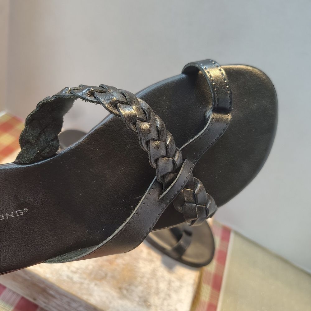 Predictions Black Braided Leather Toe Loop Sandals Size 7.5